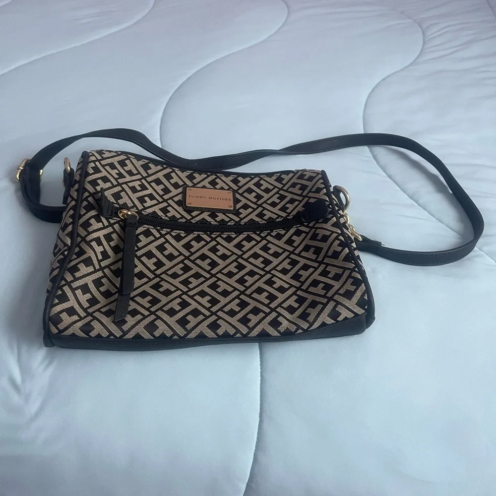Tommy Hilfiger Logo Crossbody Purse Black and Tan - Picture 1 of 7